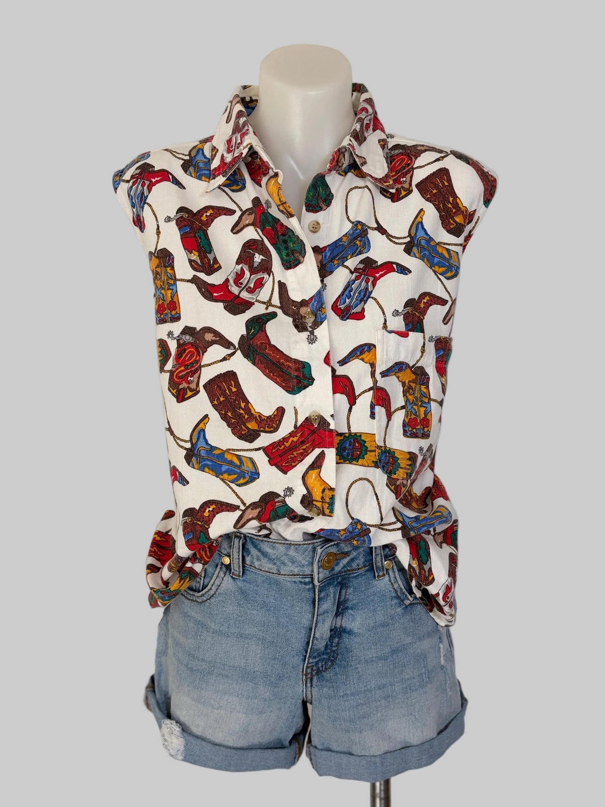Quizz New York Vintage Western Boots Print Sleeveless Shirt – view 2 of 7