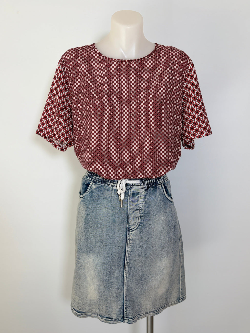 Bec + Bridge Geometric Print Boxy Top in burgundy & white, size 10 – preloved at Second Signature