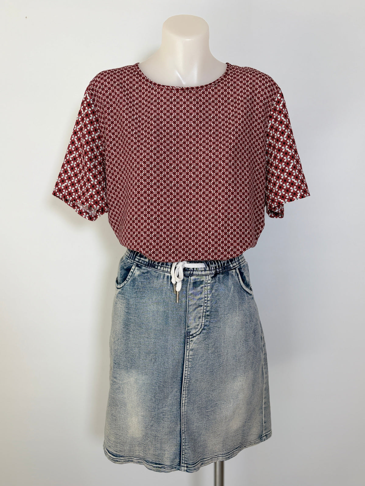 Bec + Bridge Geometric Print Boxy Top in burgundy & white, size 10 – preloved at Second Signature